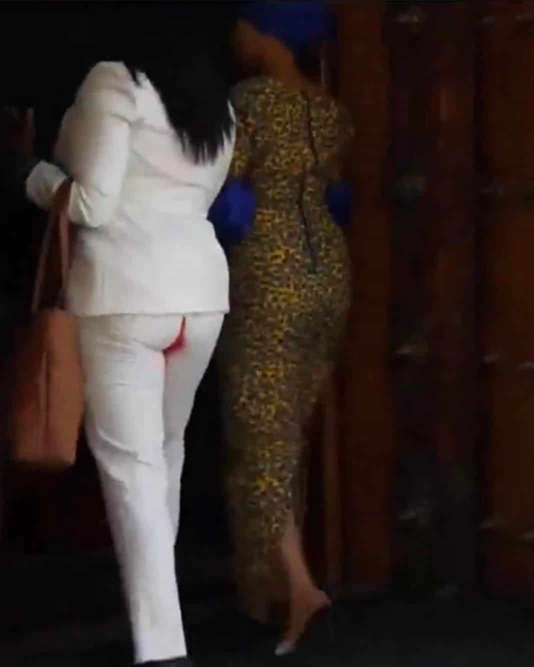 La parlamentare Gloria Orwoba con i pantaloni macchiati di rosso (Instagram)