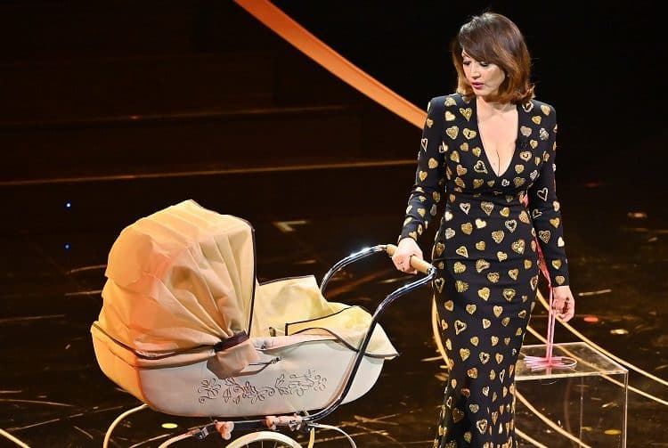 Un momento del monologo sulla maternità di Chiara Francini sul palco si Sanremo 2023