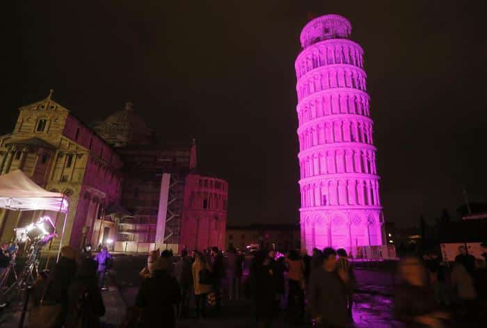 Nella giornata internazionale dell'Epilessia i monumenti si colorano di viola (Ansa)