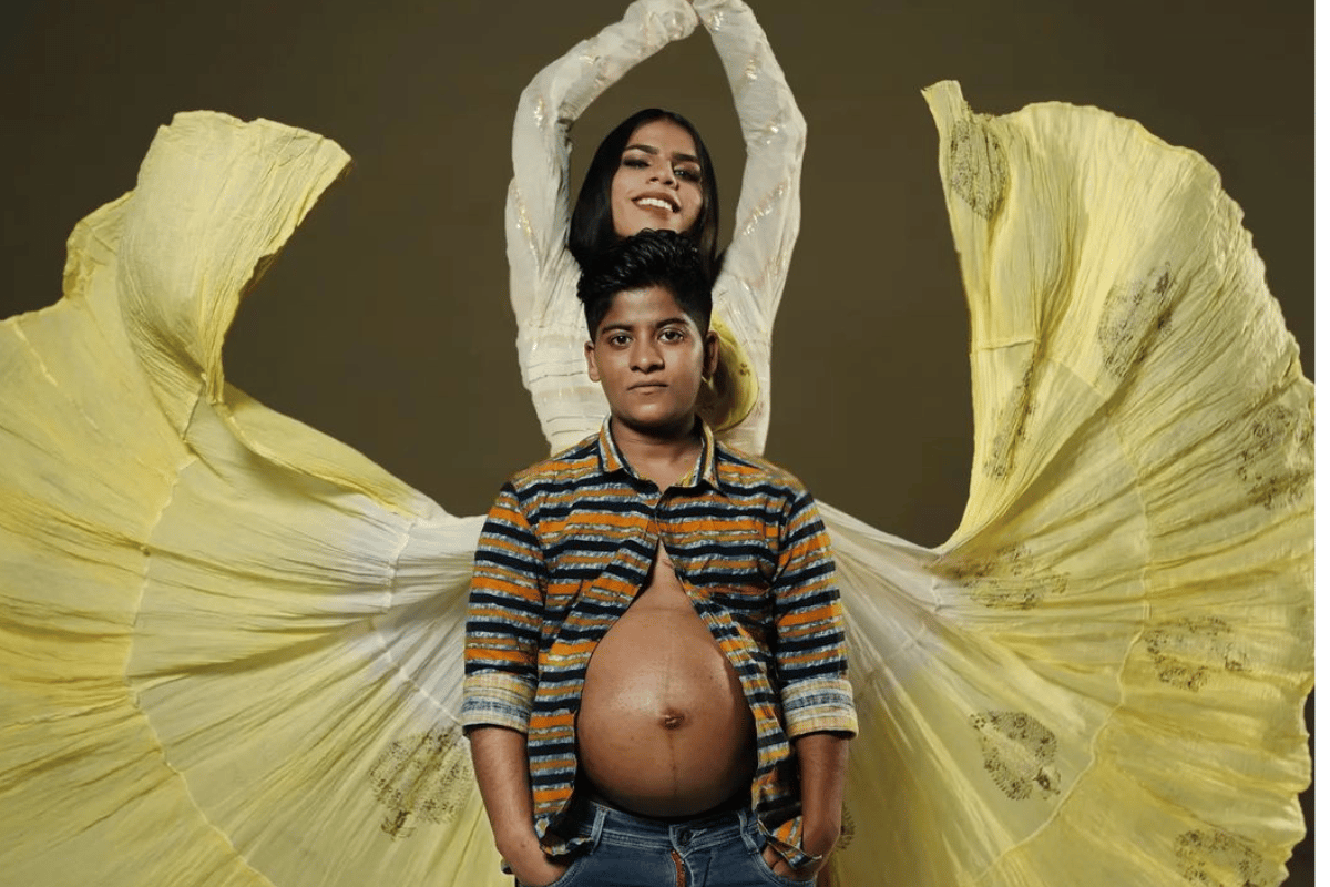 La foto virale della coppia transgender indiana: il papà porta in grembo il loro bambino