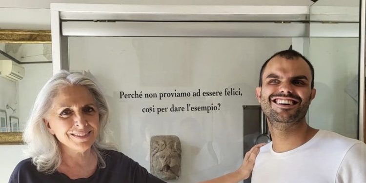 Paola Severini insieme a Daniele Cassioli con la scritta: "Perché non proviamo ad essere felici, così per dare l'esempio?"