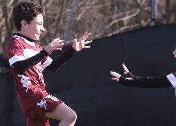 Due giovani calciatori del Vanchiglia che esultano dopo un goal segnato (Instagram)