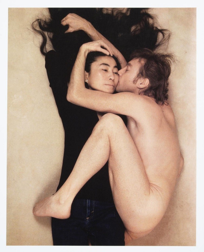 Yoko e John ritratti da Annie Leibowitz per la famosa copertina di Rolling Stone: la foto fu scattata poco prima della morte di Lennon