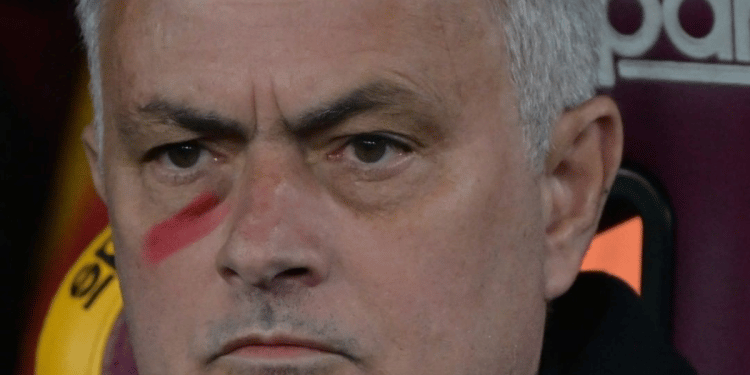 José Mourinho, allenatore della Roma, aderisce alla campagna #unrossoallaviolenza
