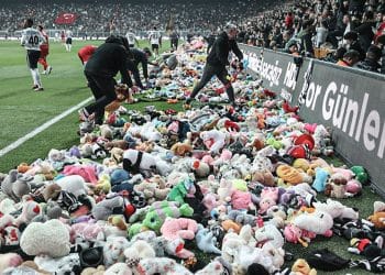I tifosi del Besiktas lanciano in campo migliaia di peluches da donare ai bambini colpiti dal terremoto