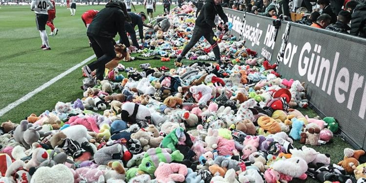 I tifosi del Besiktas lanciano in campo migliaia di peluches da donare ai bambini colpiti dal terremoto