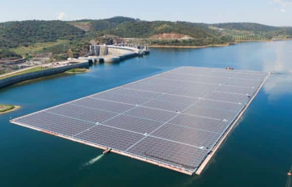 Sulla superficie del bacino artificiale Alqueva, in Portogallo, il più grande parco solare galleggiante d’Europa