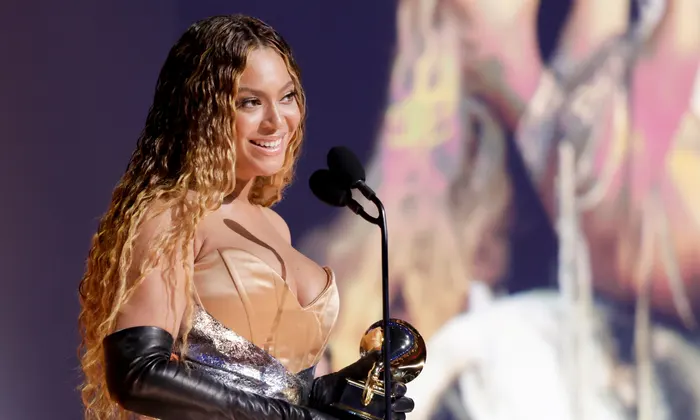 Grammy Awards: Beyoncé nella storia, il premio alla cantante trans e l’omaggio all’inno delle proteste in Iran