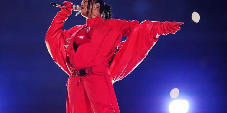 Rihanna durante l'halftime show al Super Bowl 2023 (Matt Slocum/AP)