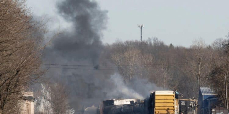 Un treno merci deragliato in Ohio ha provocato un enorme disastro ambientale (ANSA)