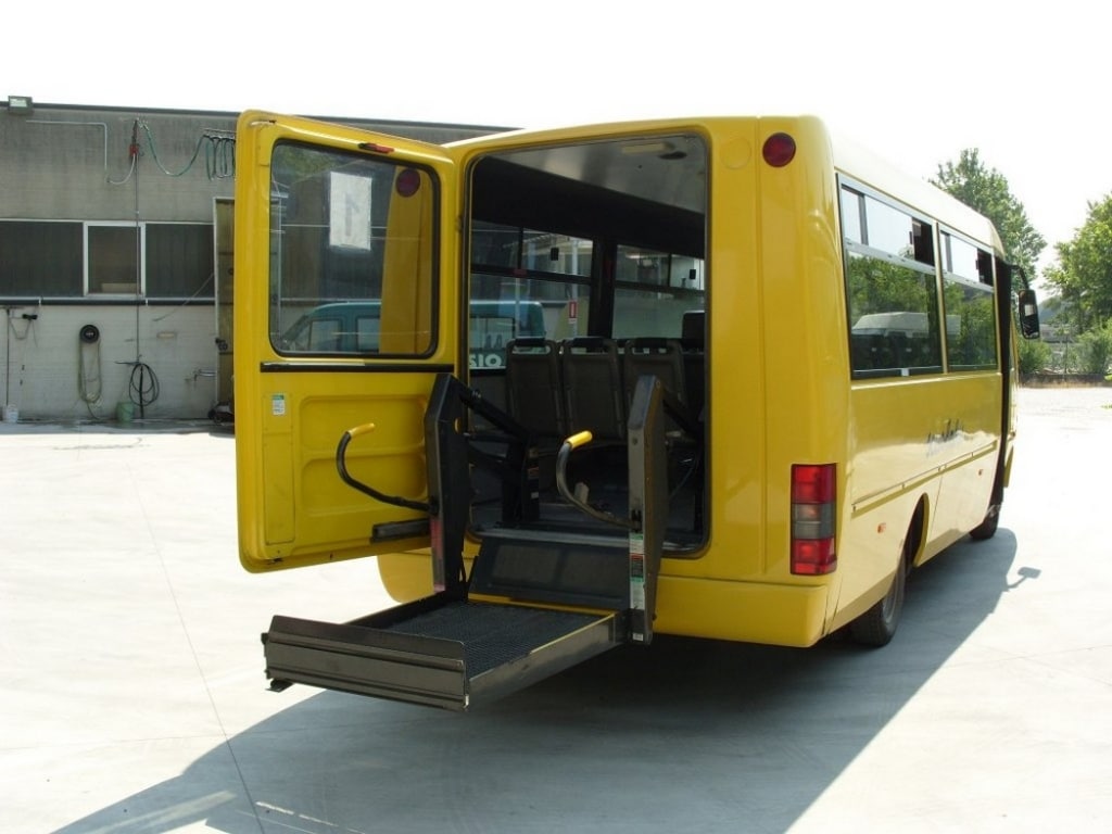 Uno scuolabus attrezzato per il trasporto disabili