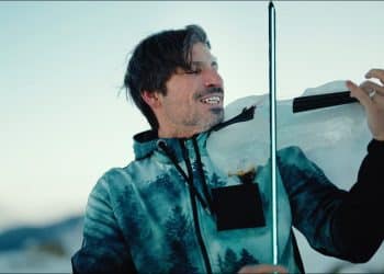Il musicista Andrea Casta con il violino di ghiaccio lancia "Ice Vibes"