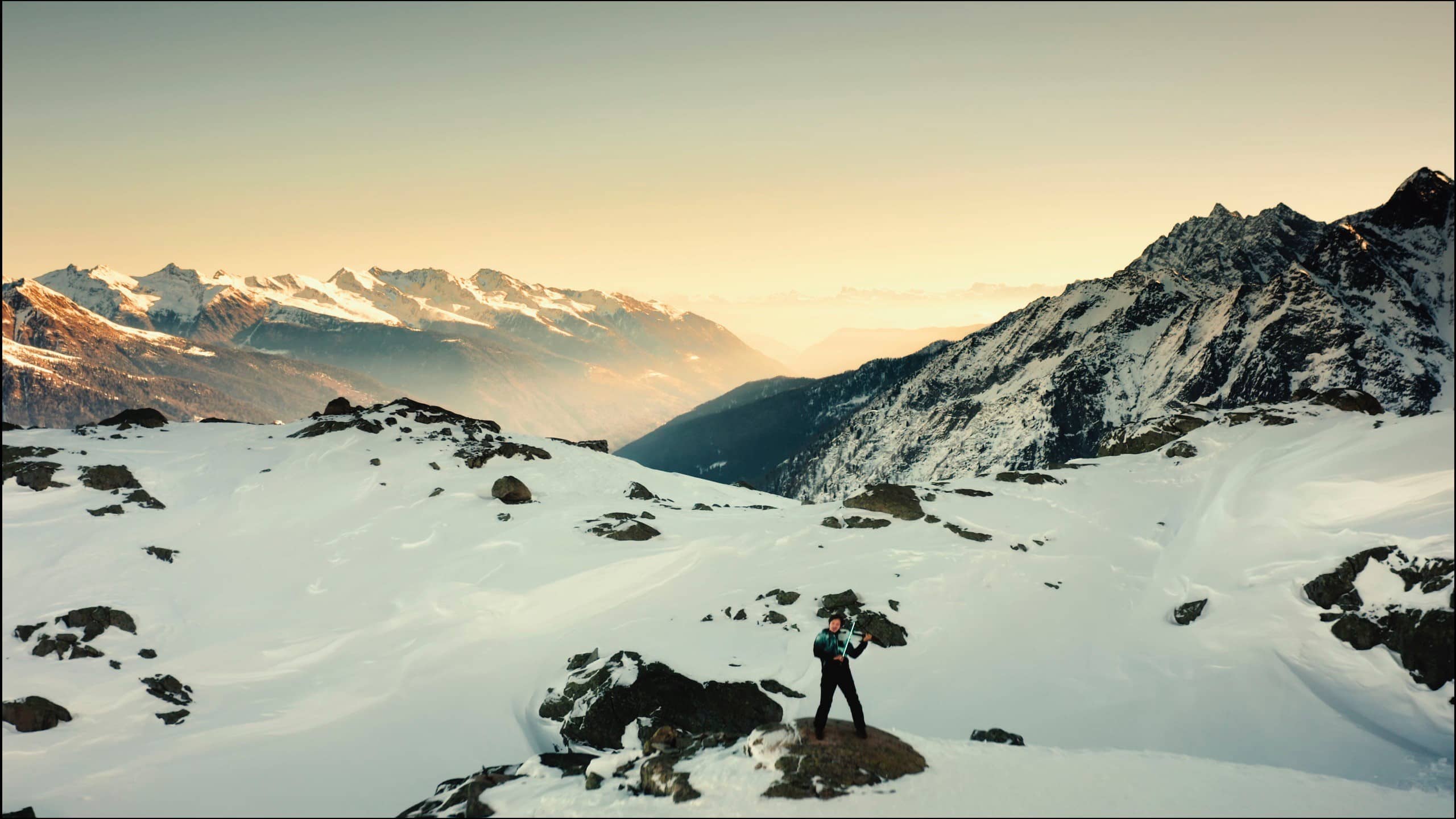 Andrea Casta con il violino di ghiaccio nel cuore delle Alpi