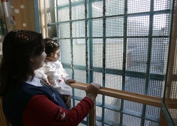 Una madre con bambino in carcere. Oggi sono 23 in Italia, con 26 bambini