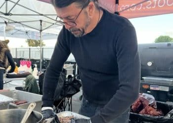 Dave Grohl, frontman dei Foo Fighter, prepara pasti per i senzatetto