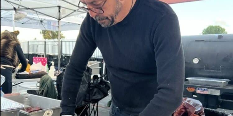 Dave Grohl, frontman dei Foo Fighter, prepara pasti per i senzatetto
