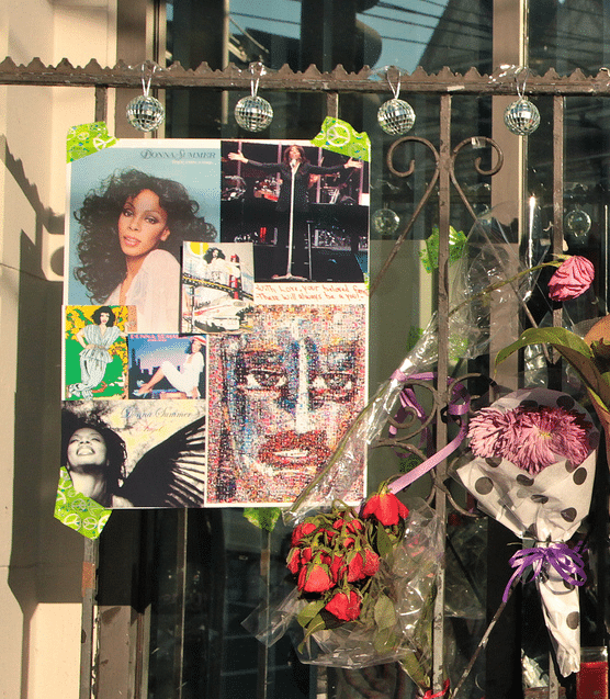 Il Donna Summer Memorial realizzato dai fan davanti alla sua casa di Napoli il 18 maggio 2012 (Wikipedia)