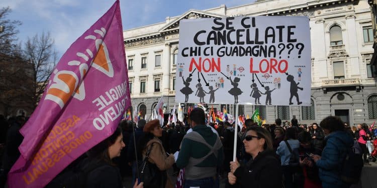 Un momento della manifestazione di Milano del 18 marzo scorso, "Giù le mani dai nostri figli e dalle nostre figlie", organizzato da Arcigay, Famiglie arcobaleno e i Sentinelli (Ansa)