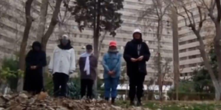 Le cinque ragazze che avevano festeggiato l'8 marzo sulle note di "Calm Down" sonos tate arrestate e costrette a pentirsi (Twitter/Ekbatan)