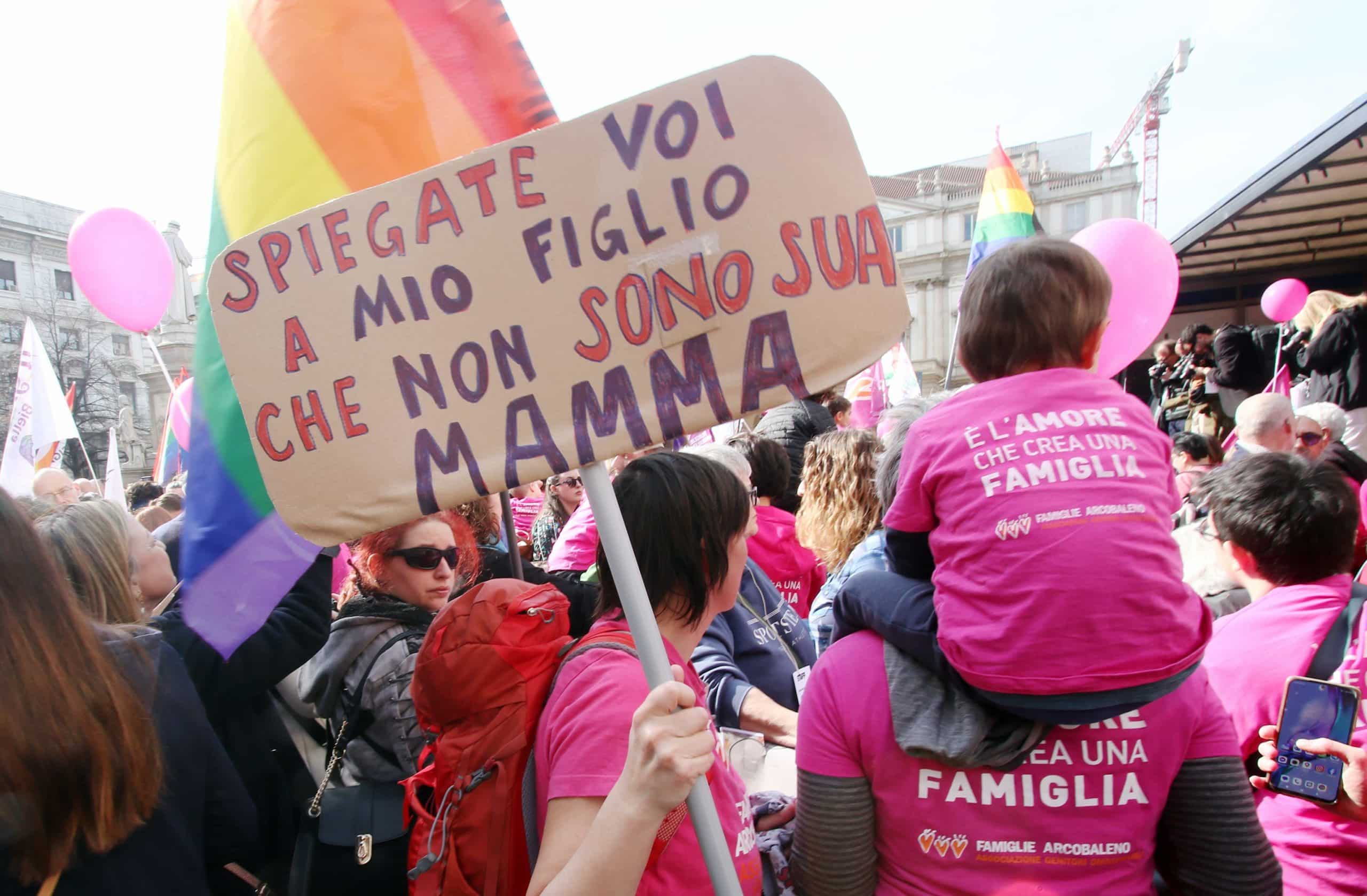 Un momento della manifestazione de I Sentinelli, Famiglie Arcobaleno e Cig Arcigay di sabato 18 marzo a Milano