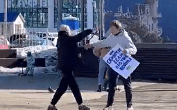 Attivista russo in piazza con un cartello "Abbracciatemi se siete contro la guerra" (La Stampa)