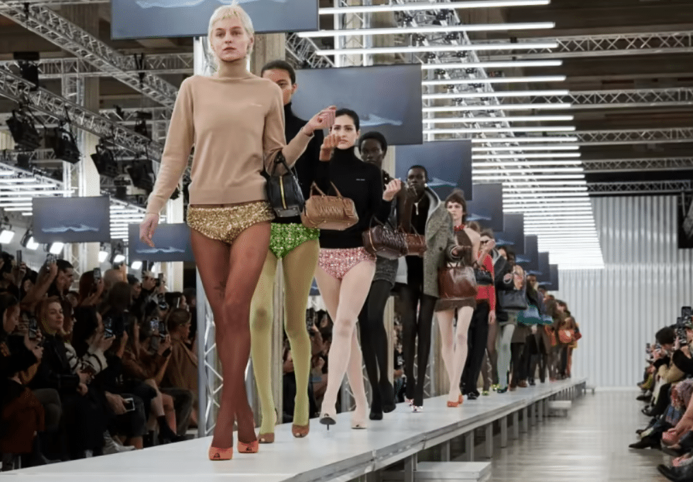 Una sfilata durante la settimana della moda di Parigi per l'autunno 2023 