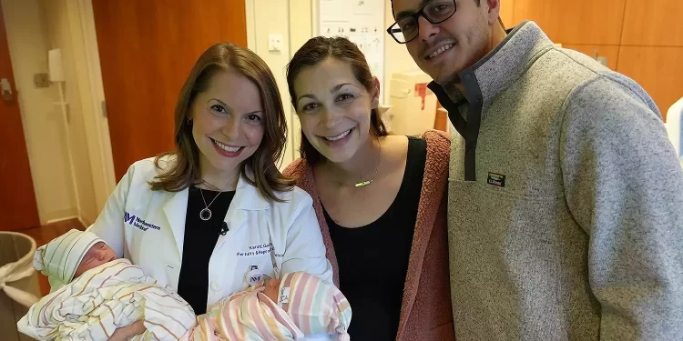 Shelly e Robert Battista con la dottoressa dell'ospedale di Chicago e le gemelle Nina e Margot (Ph. Northwestern Medicine)