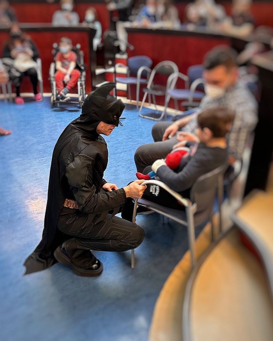 Il cantante Nek nei panni di Batman fa visita ai bimbi ricoverati al Gaslini di Genova (Instagram)