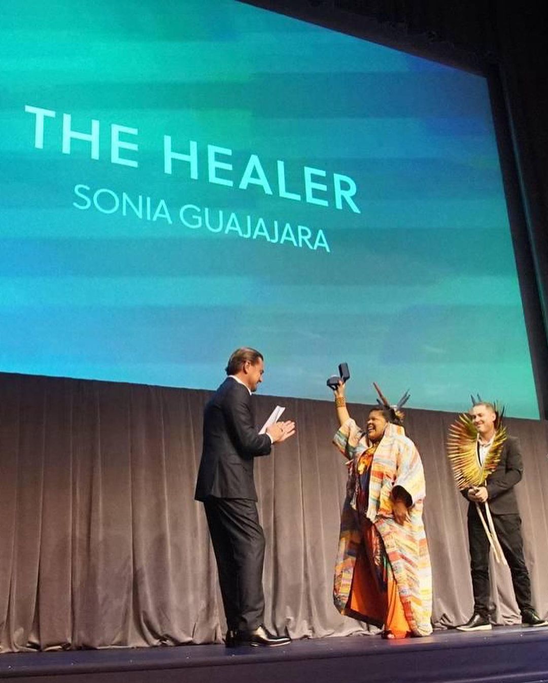 La premiazione di Sonia Guajajara, primo ministro nella storia del Brasile ad avere la delega per i Popoli Indigeni (Instagram)