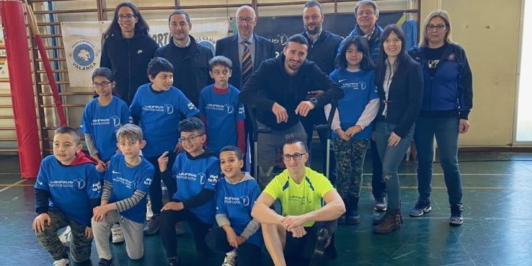 L'atleta paralimpico Massimo Giandinoto insieme ad alcuni bambini presenti al progetto Sport For Good Torino