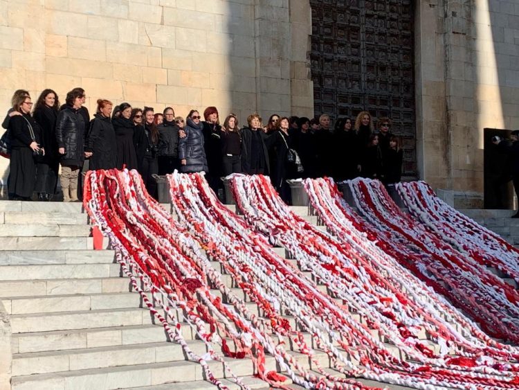  Un centinaio di artisti hanno collocato a Pietrasanta nel complesso Sant’Agostino una opera costituita da lenzuola bianche e rosse dedicata ai pazienti oncologici