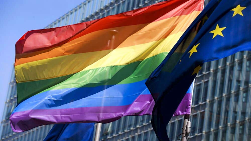 Figli di coppie gay, l’Europa condanna l’Italia per lo stop alle registrazioni