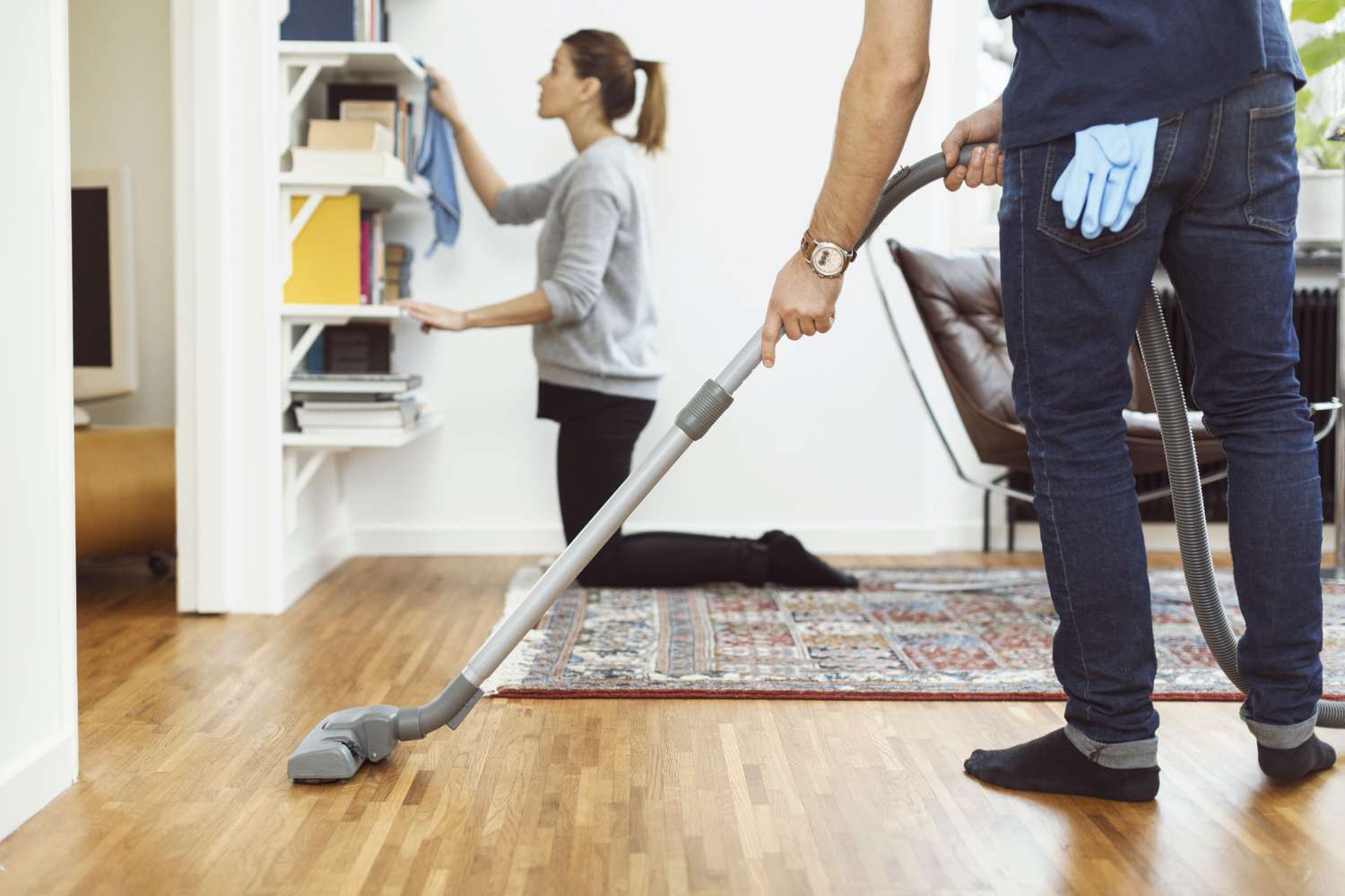 Le donne tradizionalmente si sobbarcano un carico di lavori domestici maggiore rispetto agli uomini