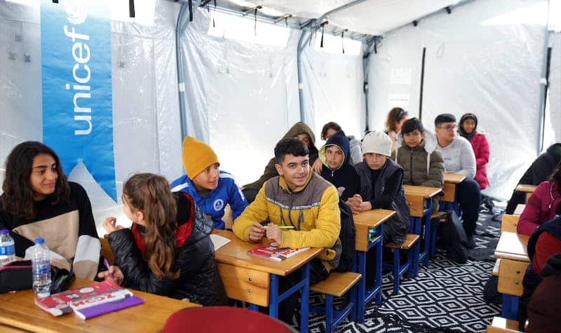  Bambini che frequentano le lezioni in un'aula tenda sostenuta dall'Unicef in un rifugio temporaneo ad Antakya (Foto: Unicef)