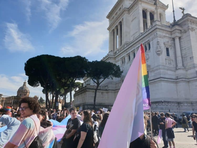 Migliaia i giovani e le giovani trans al corteo di Roma per chiedere di superare le “barriere delle discriminazioni“:alla fine un Flash mob sulla scalinata del Campidoglio 