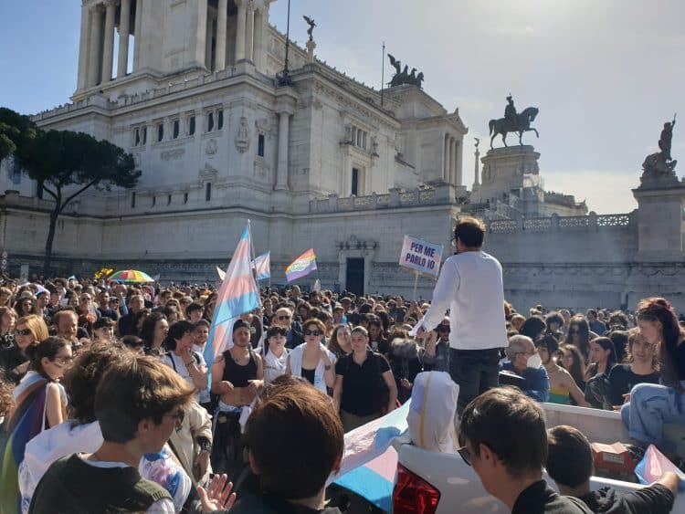 Migliaia i giovani e le giovani trans al corteo di Roma per chiedere di superare le “barriere delle discriminazioni“:alla fine un Flash mob sulla scalinata del Campidoglio 