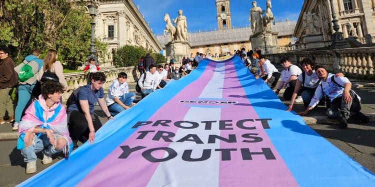 Migliaia i giovani e le giovani trans al corteo di Roma per chiedere di superare le “barriere delle discriminazioni“