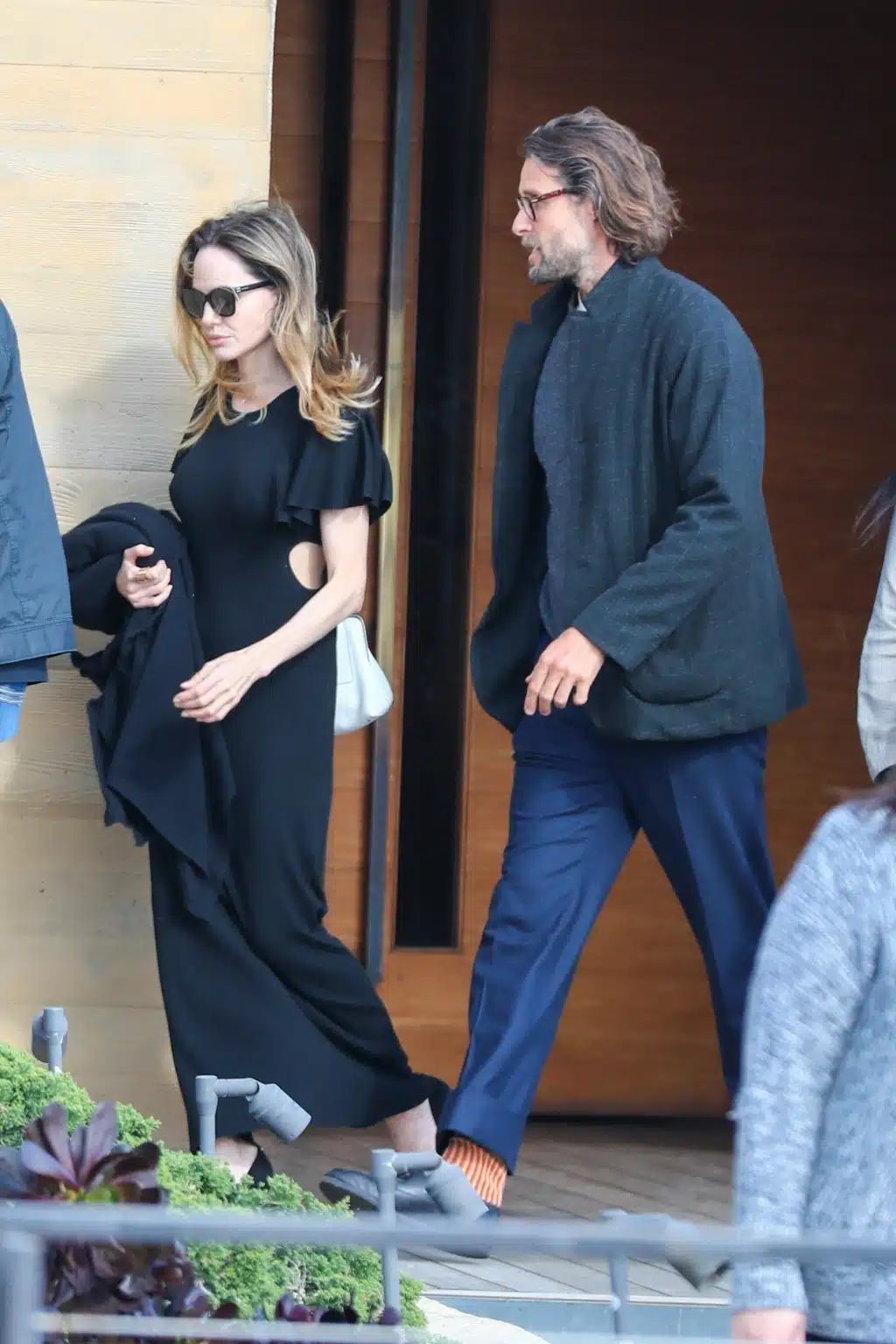 Angelina Jolie e David Mayer de Rothschild all'uscita di un ristorante di Malibù (Foto: PageSix)