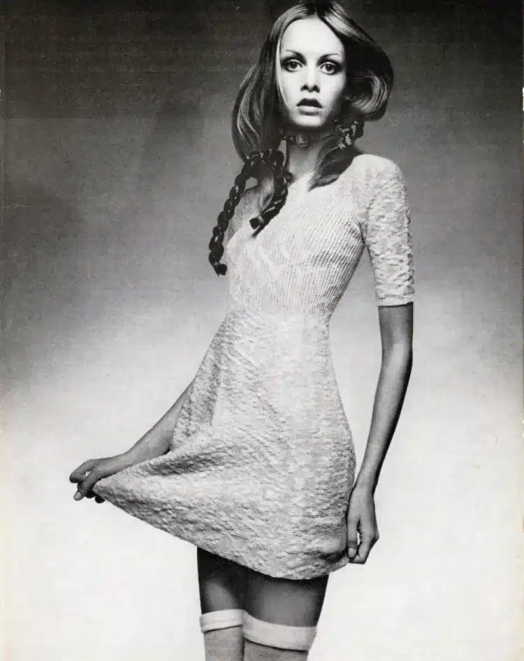 Twiggy, la prima modella famosa per la sua magrezza, in realtà diventò un’icona perché fu scelta da Mary Quant per pubblicizzare la minigonna negli anni Sessanta della swinging London