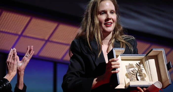 La regista Justine Triet riceva la Palma d'Oro per 'Anatomie d'une Chute'