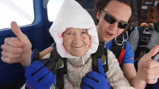 nonna-italia-paracadute-90-anni