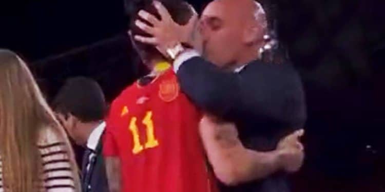 Il bacio tra il presidente della Federcalcio spagnola Luis Rubiales e la calciatrice Jennifer Hermoso (Instagram)