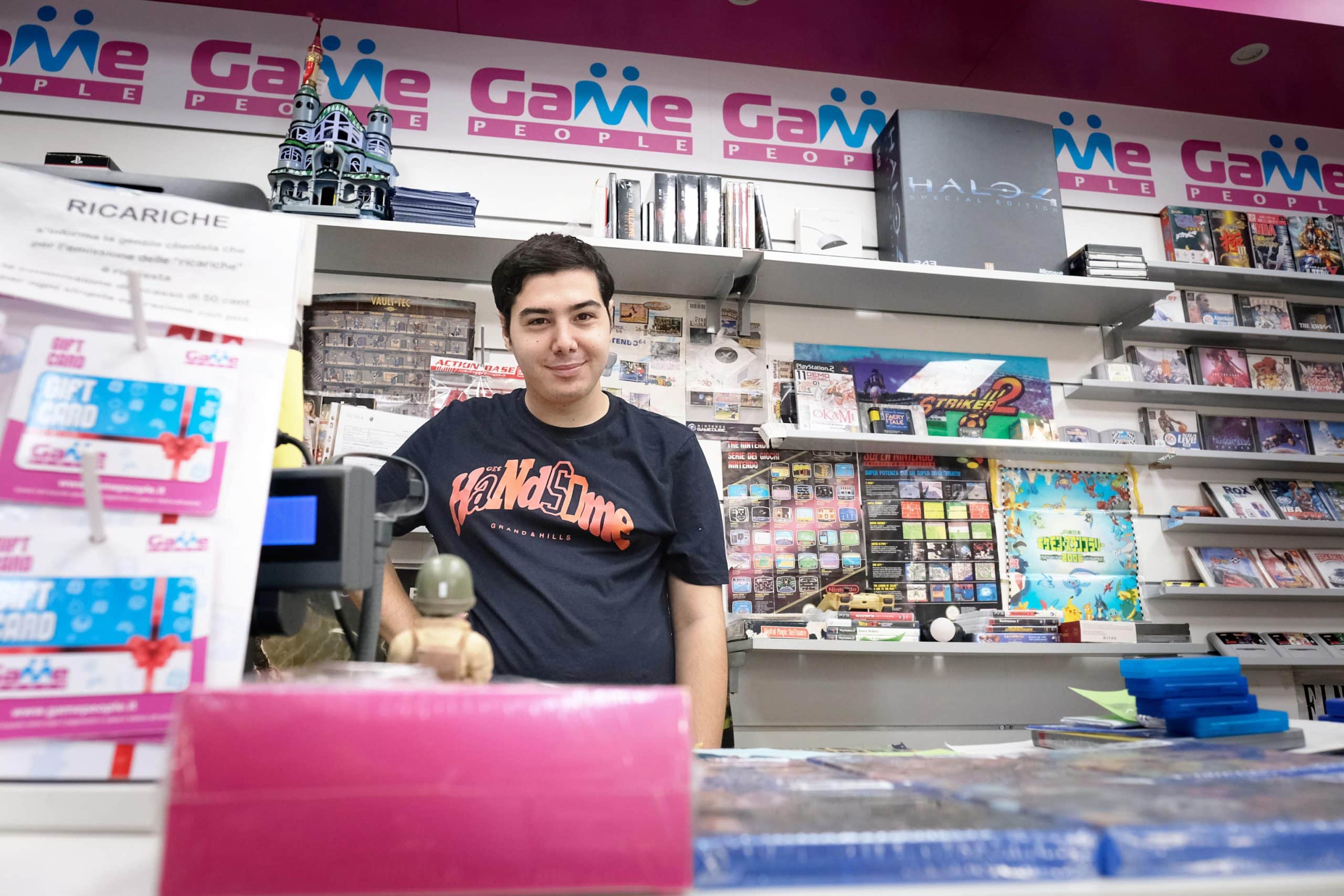 Mattia, l’autismo non ferma il suo sogno: oggi lavora in un negozio di videogames