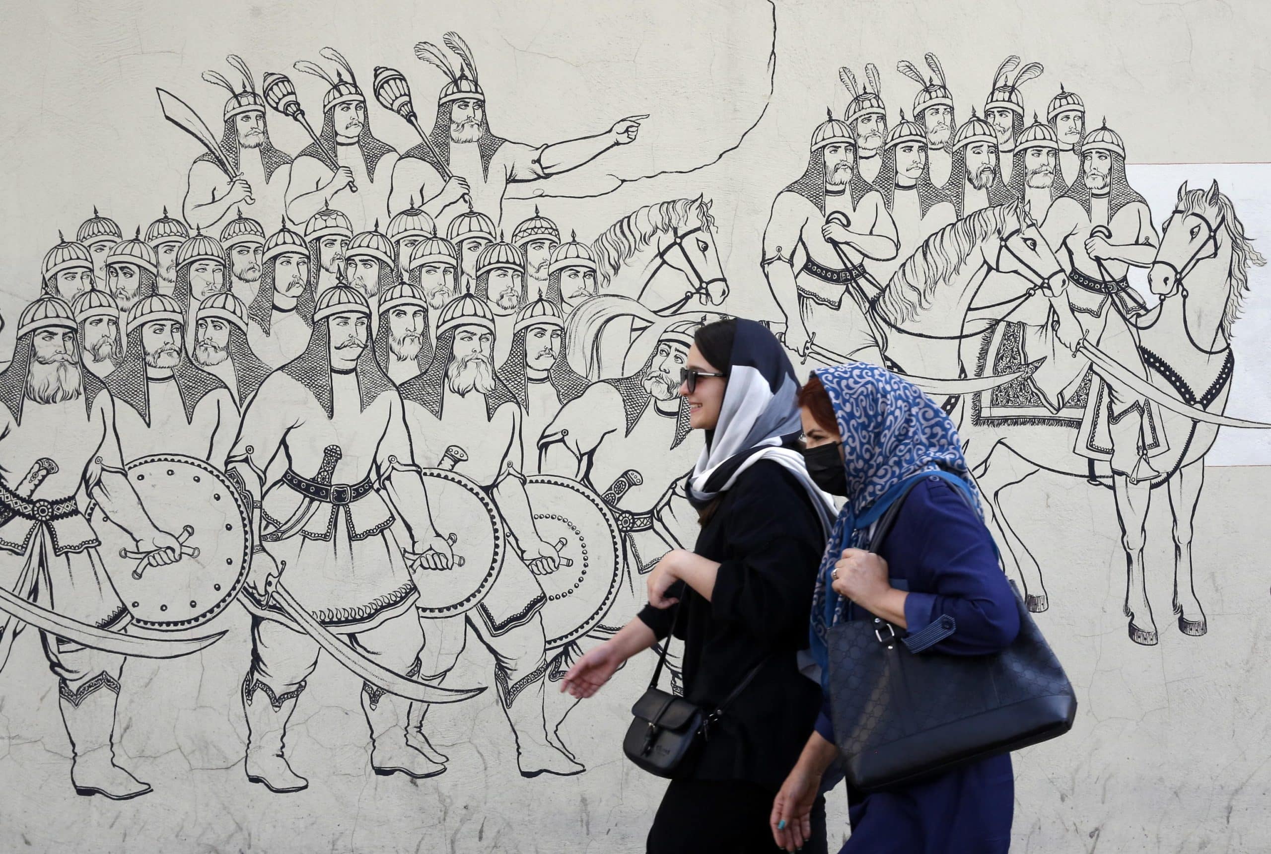 Iran, pene più severe per le donne senza hijab. Proteste contro Raisi all’Onu