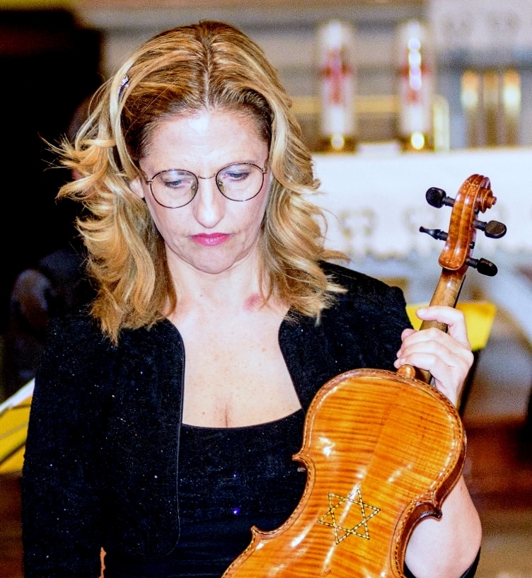 violino-della-shoah-donna